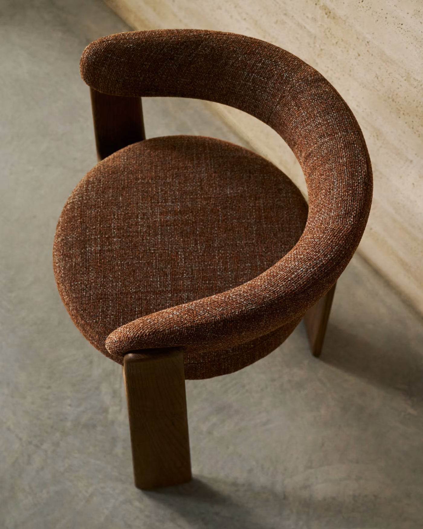 Chaise Oudi en Bois Massif et Tissu Texturé Vert Olive