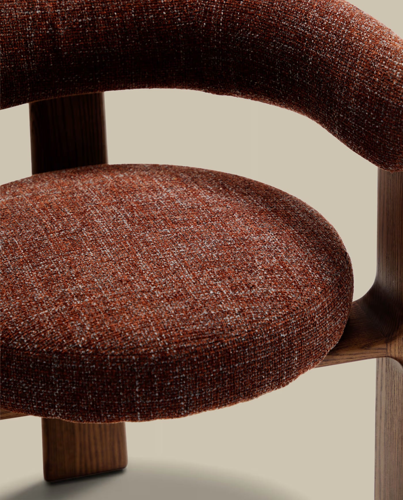 Chaise Oudi en Bois Massif et Tissu Texturé Vert Olive