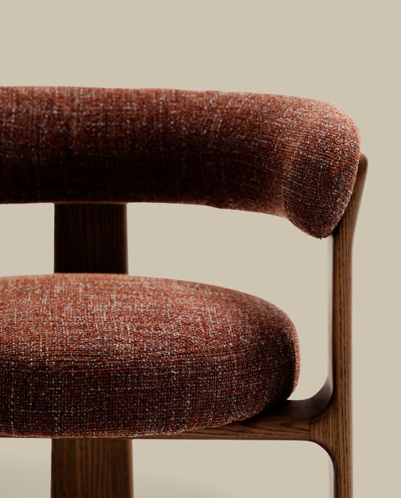 Chaise Oudi en Bois Massif et Tissu Texturé Vert Olive